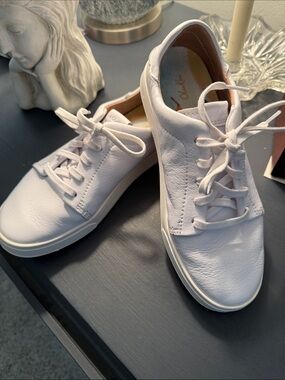 OLUKAI EUC White Leather Sneakers size 7 minimalist athleisure preppy like new